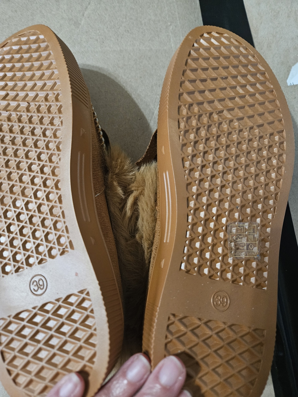 Tan Faux-Fur Bow Moccasin Slippers/ Shoes Sz 8.5-9 In US 39 In EU - Picture 3 of 3